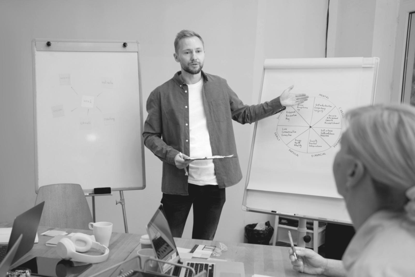 Équipe telvotoriae lors d'une session de planification budgétaire pour événement