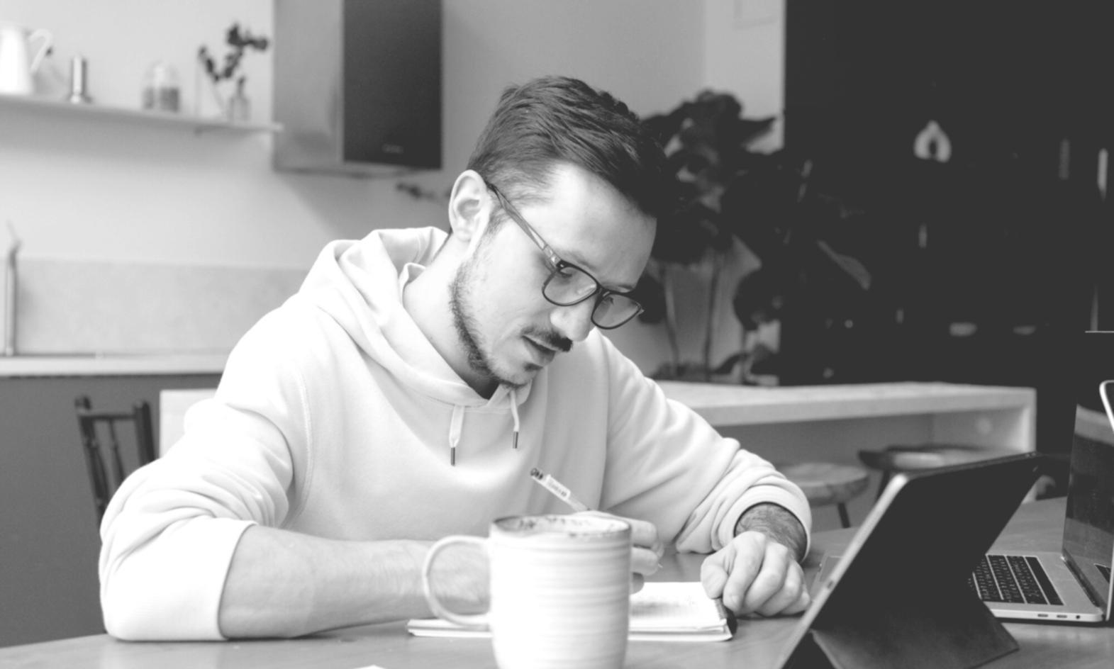 Participants analysant un cas pratique de dépassement budgétaire